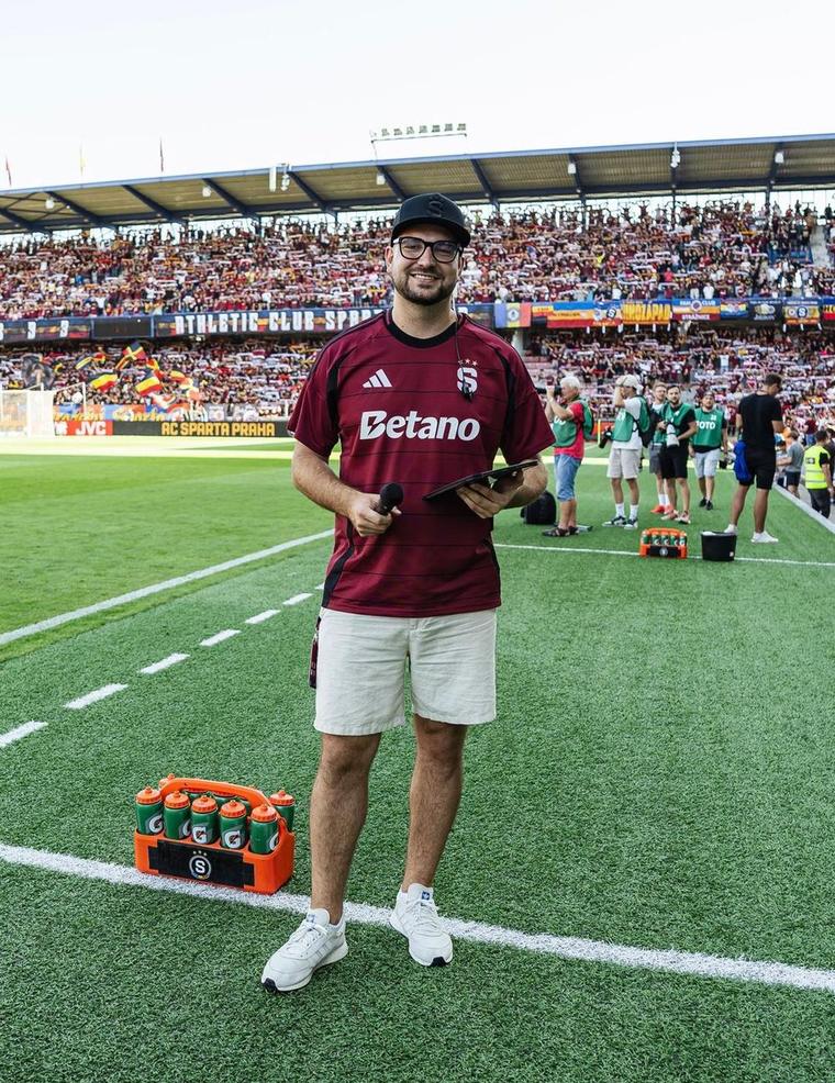 Filip Lejček s mikrofonem na trávníku stadionu AC Sparta Praha