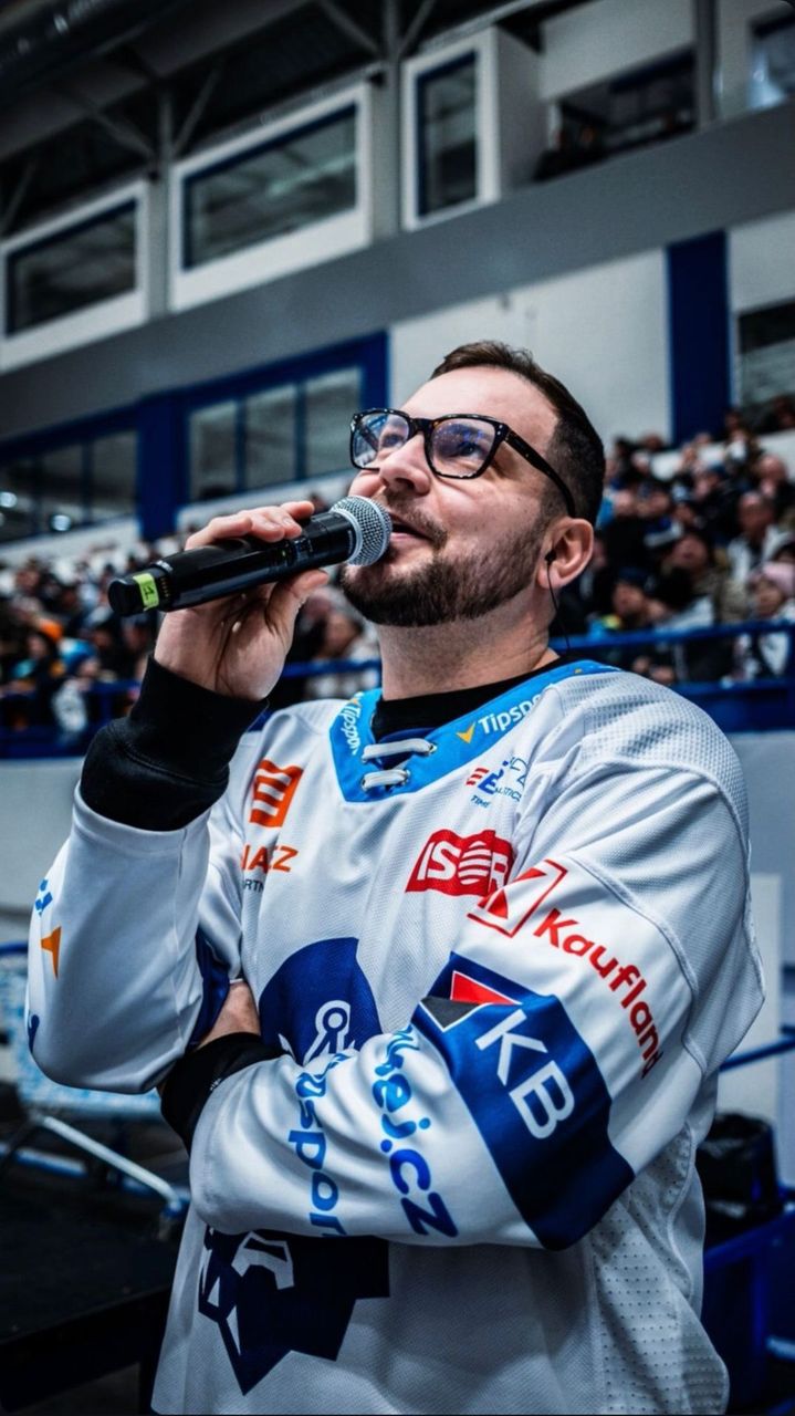 Filip Lejček moderuje hokej v Kometa aréně