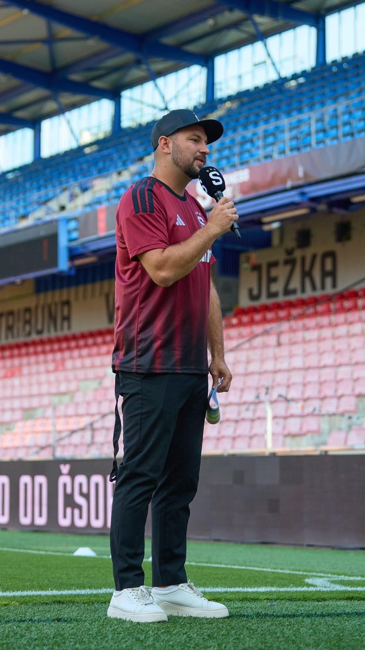 Filip Lejček moderuje na stadionu Sparty
